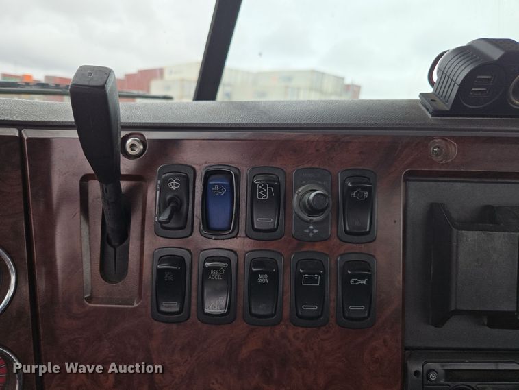 image for item YA0294 2011 Mack CXU613 semi truck