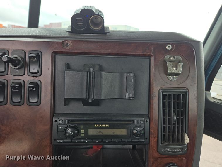 image for item YA0294 2011 Mack CXU613 semi truck