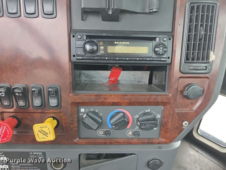 image for item YA0294 2011 Mack CXU613 semi truck