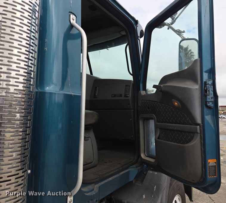 image for item YA0294 2011 Mack CXU613 semi truck