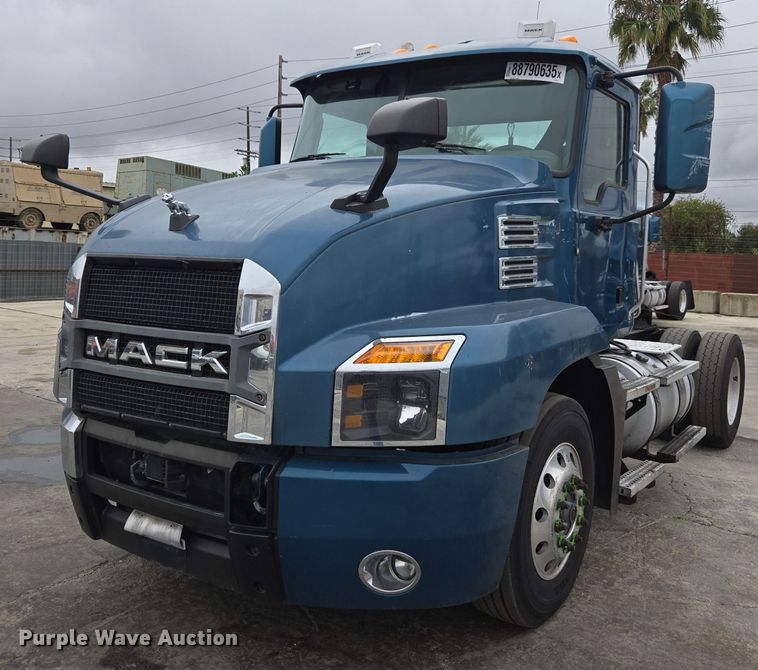 image for item YA0297 2019 Mack Anthem AN42T semi truck