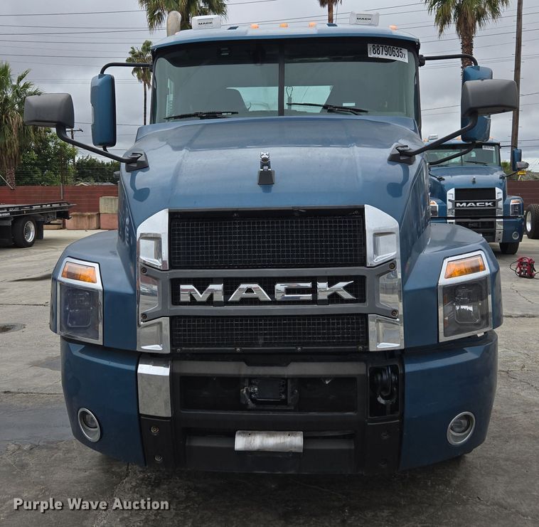 image for item YA0297 2019 Mack Anthem AN42T semi truck