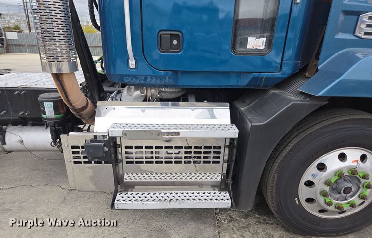 image for item YA0297 2019 Mack Anthem AN42T semi truck