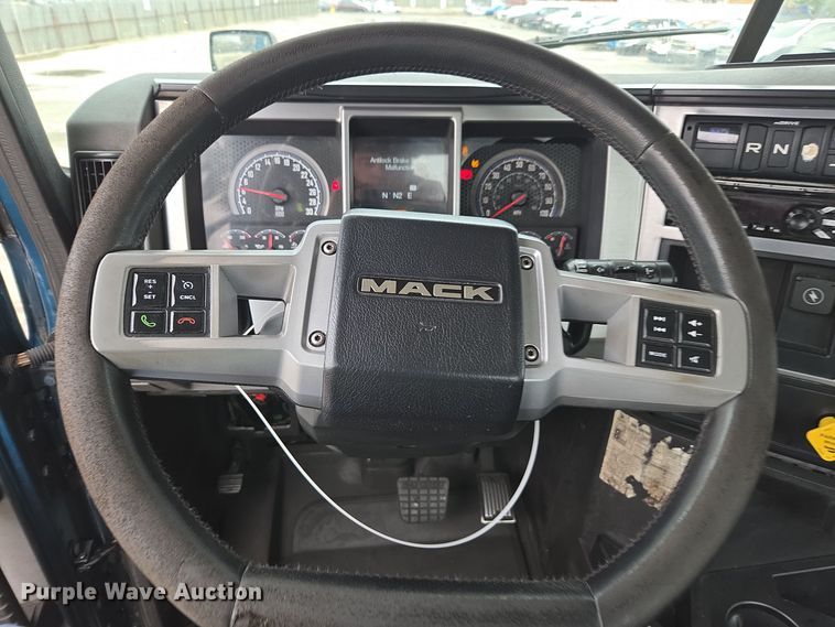 image for item YA0297 2019 Mack Anthem AN42T semi truck