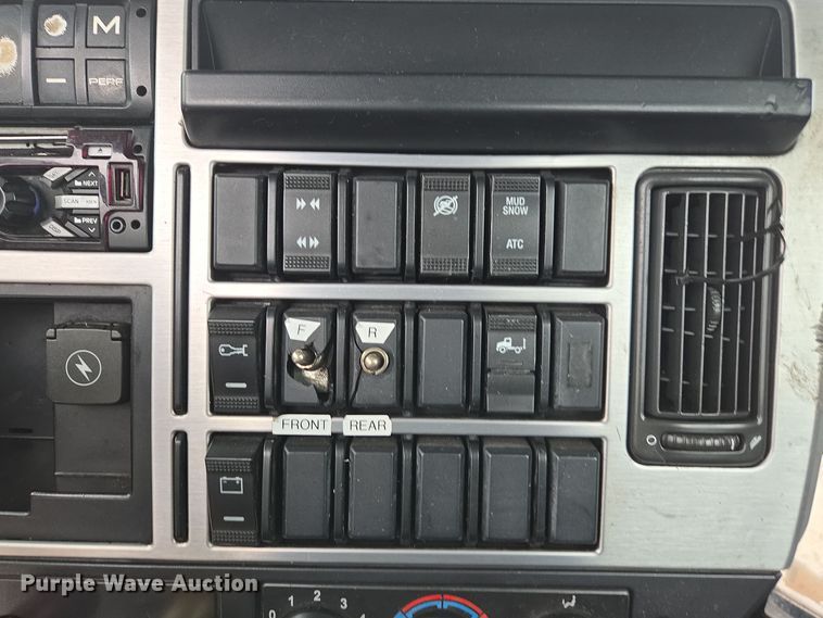 image for item YA0297 2019 Mack Anthem AN42T semi truck