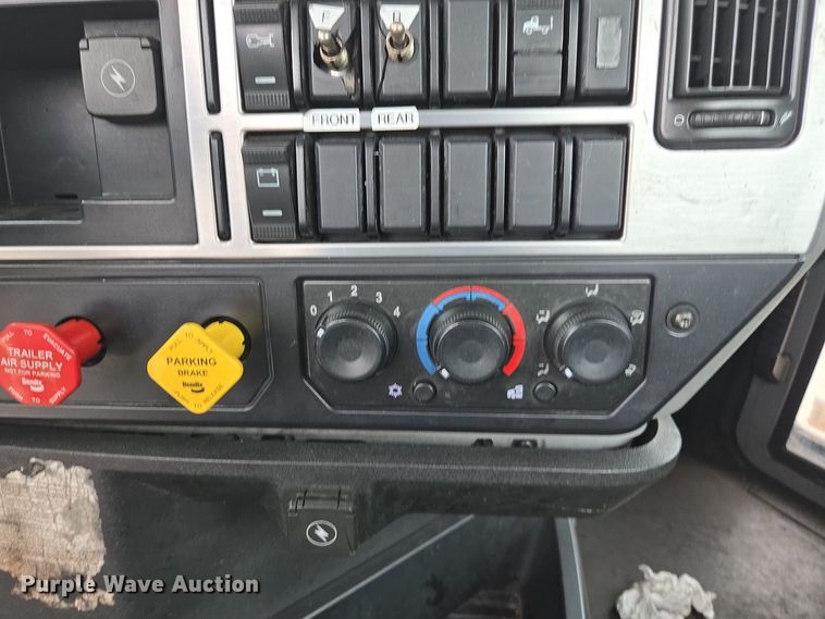 image for item YA0297 2019 Mack Anthem AN42T semi truck