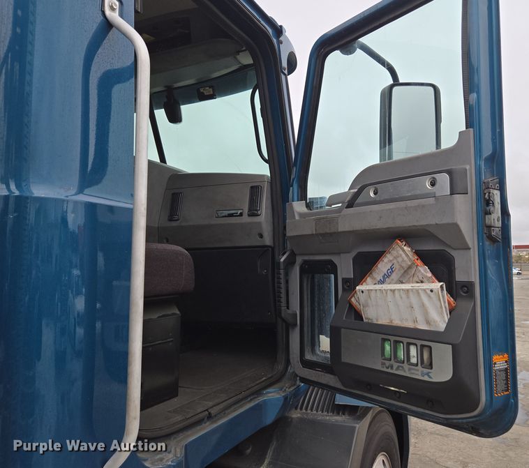 image for item YA0297 2019 Mack Anthem AN42T semi truck