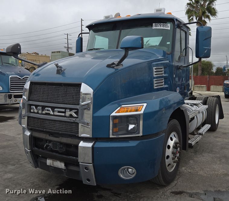image for item YA0298 2019 Mack Anthem AN42T semi truck