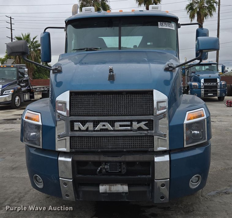 image for item YA0298 2019 Mack Anthem AN42T semi truck
