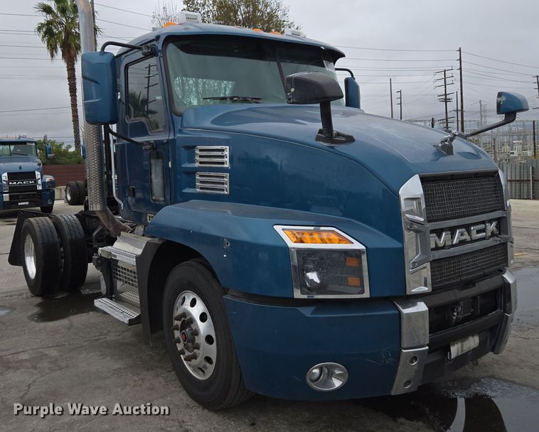 image for item YA0298 2019 Mack Anthem AN42T semi truck