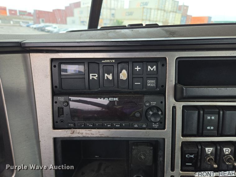 image for item YA0298 2019 Mack Anthem AN42T semi truck