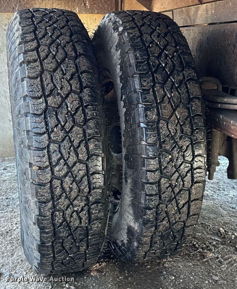 image for item DH9864 2008 Isuzu NPR HD Crew Cab flatbed truck