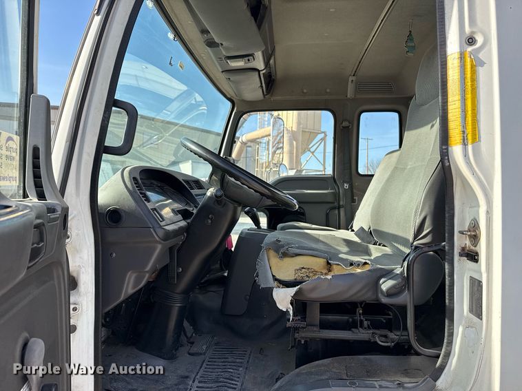 image for item DM5575 2004 GMC WT5500 box truck