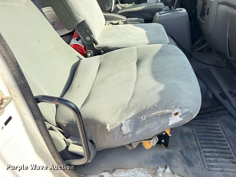 image for item DM5575 2004 GMC WT5500 box truck