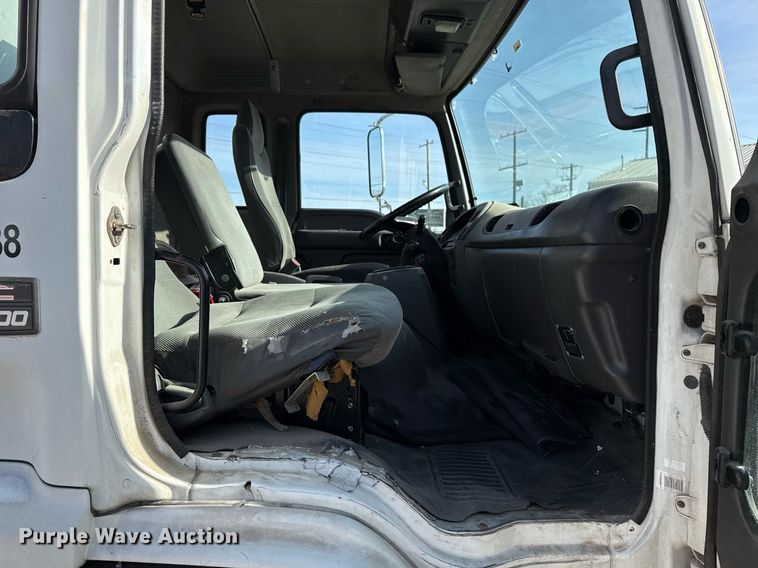 image for item DM5575 2004 GMC WT5500 box truck