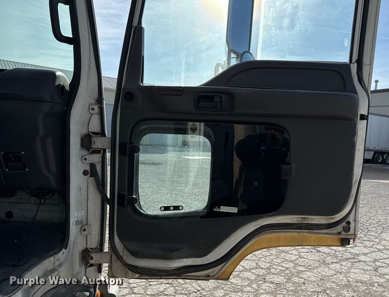 image for item DM5575 2004 GMC WT5500 box truck