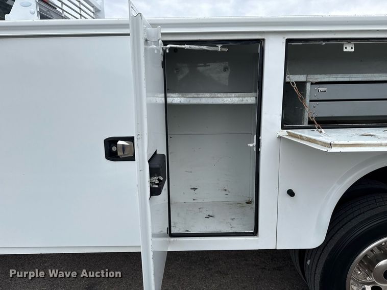 image for item DM5589 2019 Ford F450 Super Duty Crew Cab utility / service truck