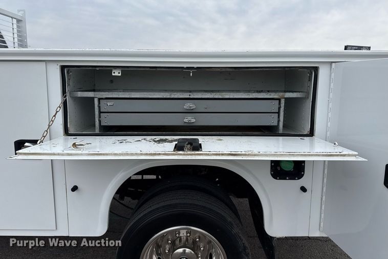 image for item DM5589 2019 Ford F450 Super Duty Crew Cab utility / service truck