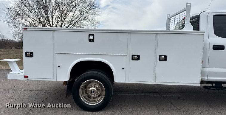 image for item DM5589 2019 Ford F450 Super Duty Crew Cab utility / service truck