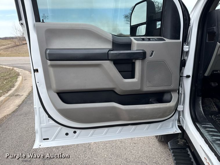 image for item DM5589 2019 Ford F450 Super Duty Crew Cab utility / service truck