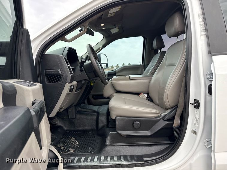 image for item DM5589 2019 Ford F450 Super Duty Crew Cab utility / service truck