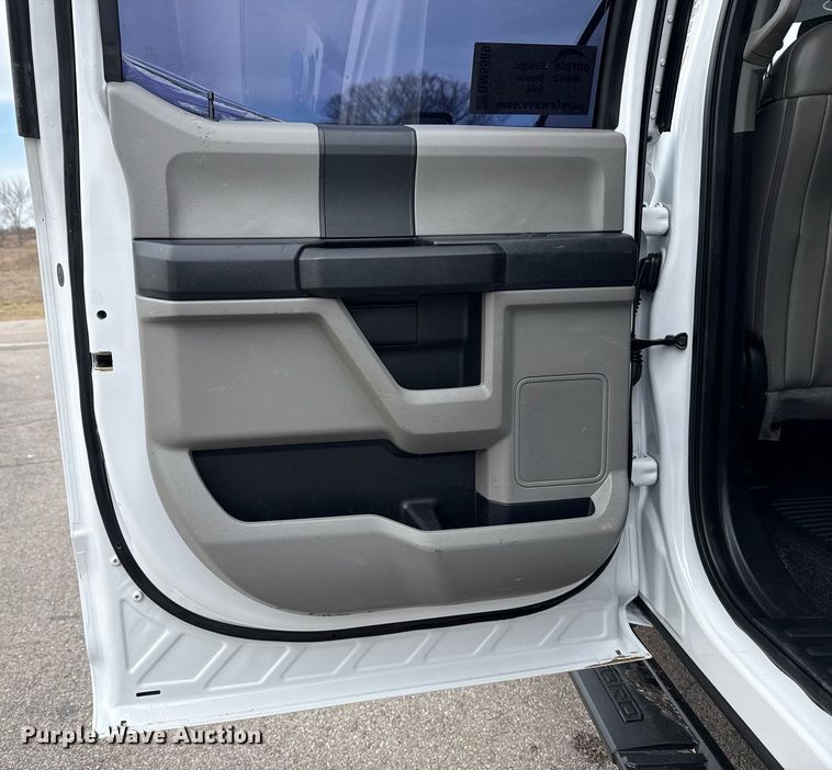 image for item DM5589 2019 Ford F450 Super Duty Crew Cab utility / service truck