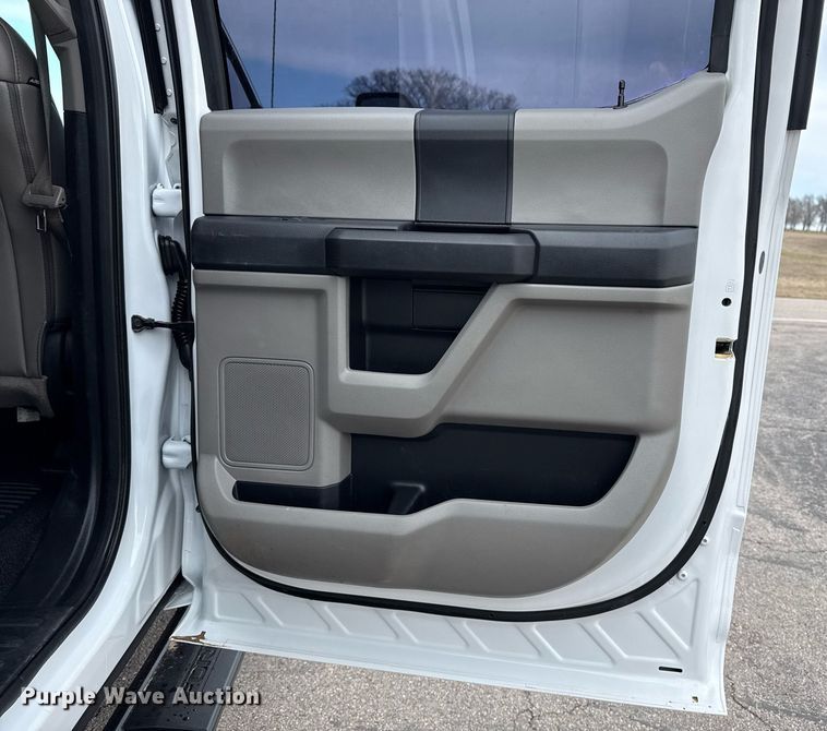 image for item DM5589 2019 Ford F450 Super Duty Crew Cab utility / service truck