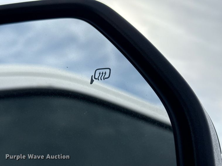 image for item DM5591 2017 Ford F450 Super Duty Crew Cab flatbed truck