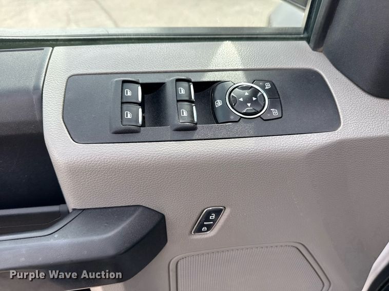 image for item DM5591 2017 Ford F450 Super Duty Crew Cab flatbed truck