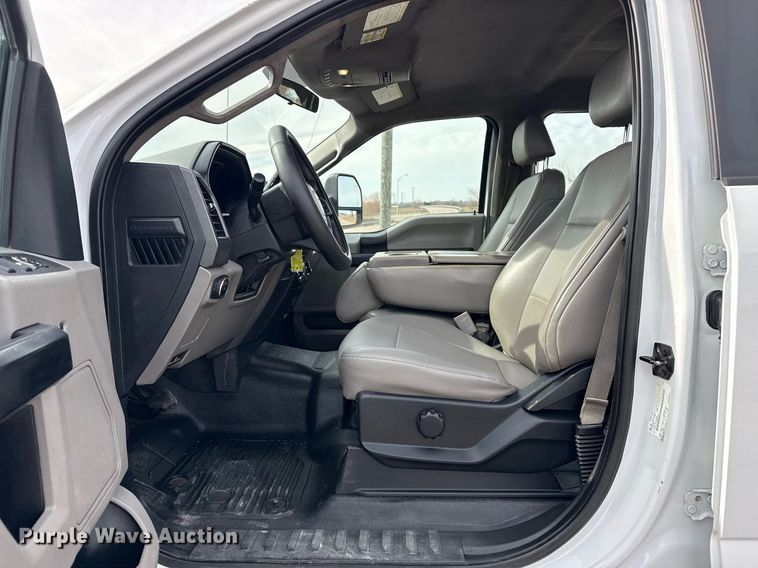 image for item DM5591 2017 Ford F450 Super Duty Crew Cab flatbed truck