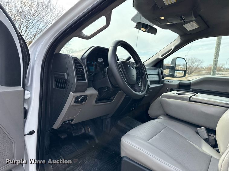 image for item DM5591 2017 Ford F450 Super Duty Crew Cab flatbed truck