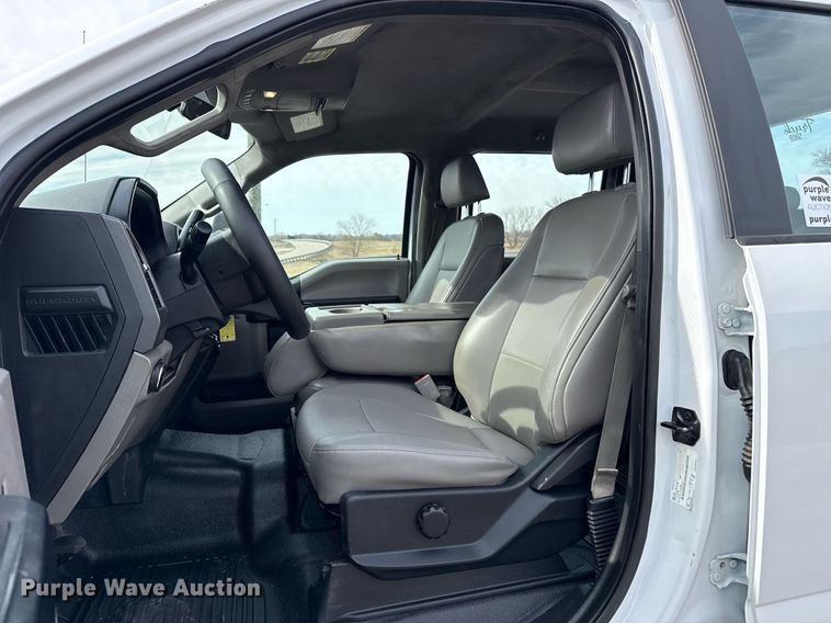 image for item DM5591 2017 Ford F450 Super Duty Crew Cab flatbed truck