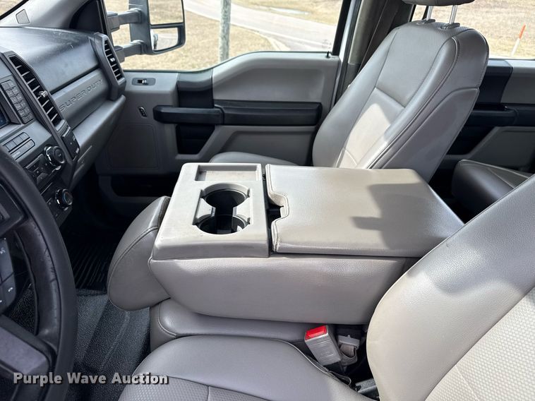 image for item DM5591 2017 Ford F450 Super Duty Crew Cab flatbed truck