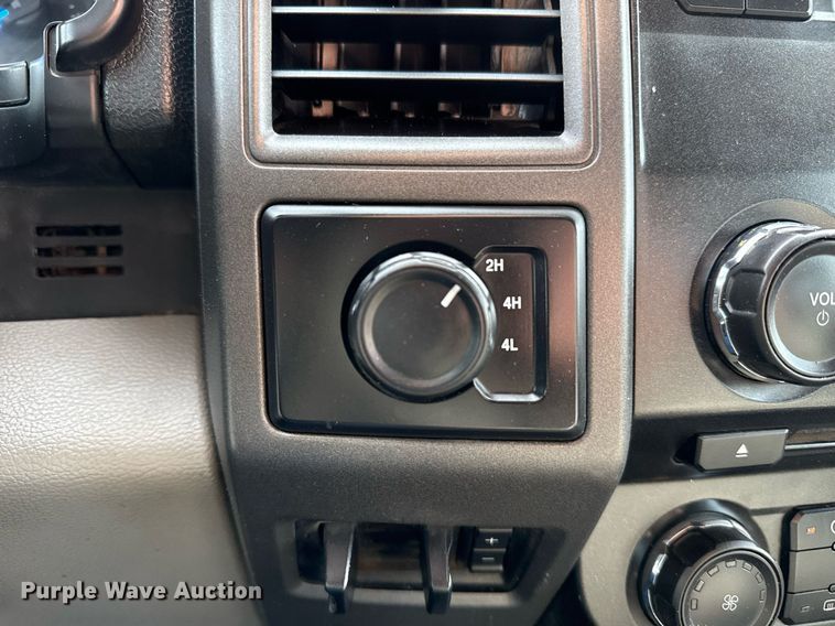 image for item DM5591 2017 Ford F450 Super Duty Crew Cab flatbed truck