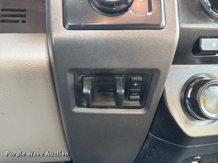 image for item DM5591 2017 Ford F450 Super Duty Crew Cab flatbed truck