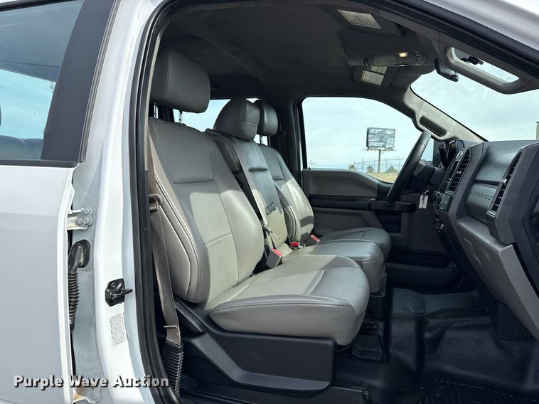 image for item DM5591 2017 Ford F450 Super Duty Crew Cab flatbed truck