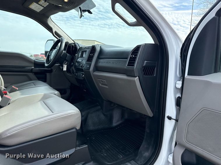 image for item DM5591 2017 Ford F450 Super Duty Crew Cab flatbed truck