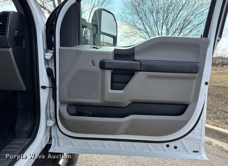 image for item DM5591 2017 Ford F450 Super Duty Crew Cab flatbed truck