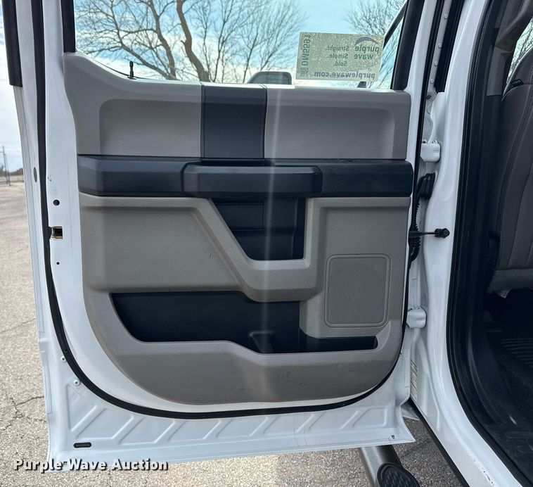 image for item DM5591 2017 Ford F450 Super Duty Crew Cab flatbed truck