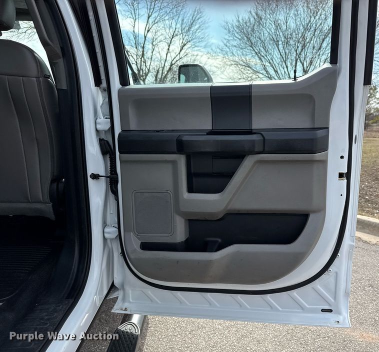 image for item DM5591 2017 Ford F450 Super Duty Crew Cab flatbed truck