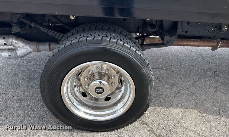 image for item DM5591 2017 Ford F450 Super Duty Crew Cab flatbed truck