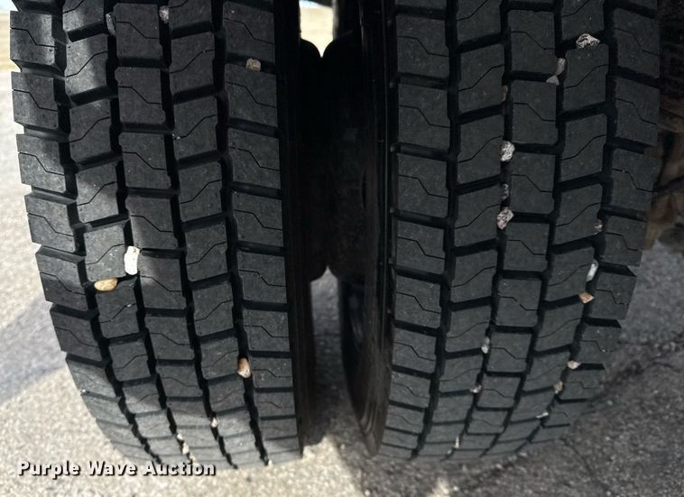 image for item DM5591 2017 Ford F450 Super Duty Crew Cab flatbed truck