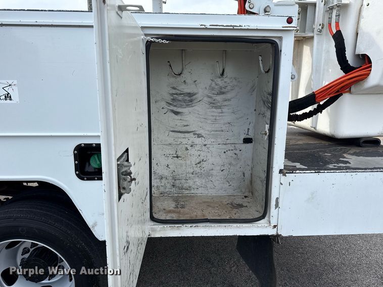 image for item DM5592 2014 Dodge Ram 5500 bucket truck