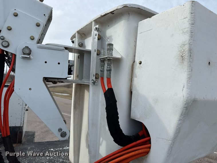 image for item DM5592 2014 Dodge Ram 5500 bucket truck