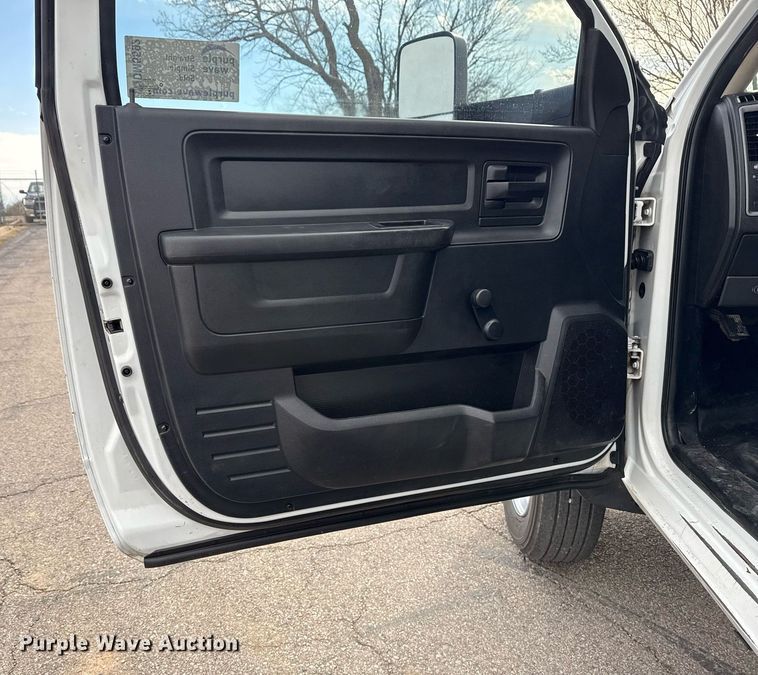 image for item DM5592 2014 Dodge Ram 5500 bucket truck