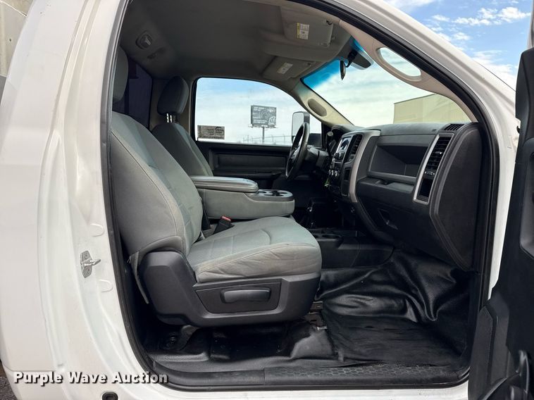 image for item DM5592 2014 Dodge Ram 5500 bucket truck