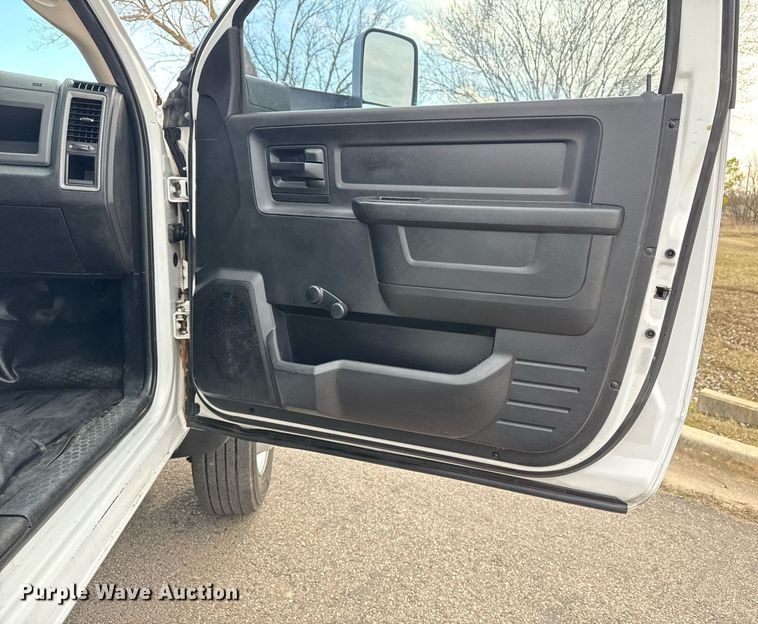 image for item DM5592 2014 Dodge Ram 5500 bucket truck