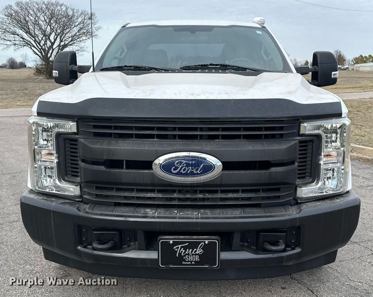 image for item DM5593 2019 Ford F250 Super Duty SuperCab utility bed pickup truck