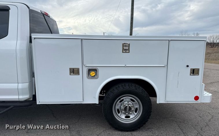 image for item DM5593 2019 Ford F250 Super Duty SuperCab utility bed pickup truck