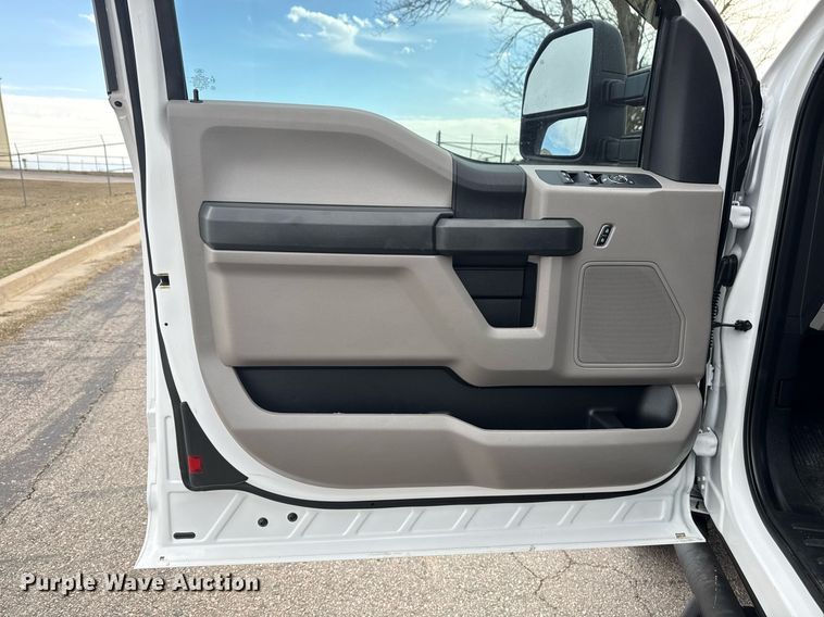 image for item DM5593 2019 Ford F250 Super Duty SuperCab utility bed pickup truck